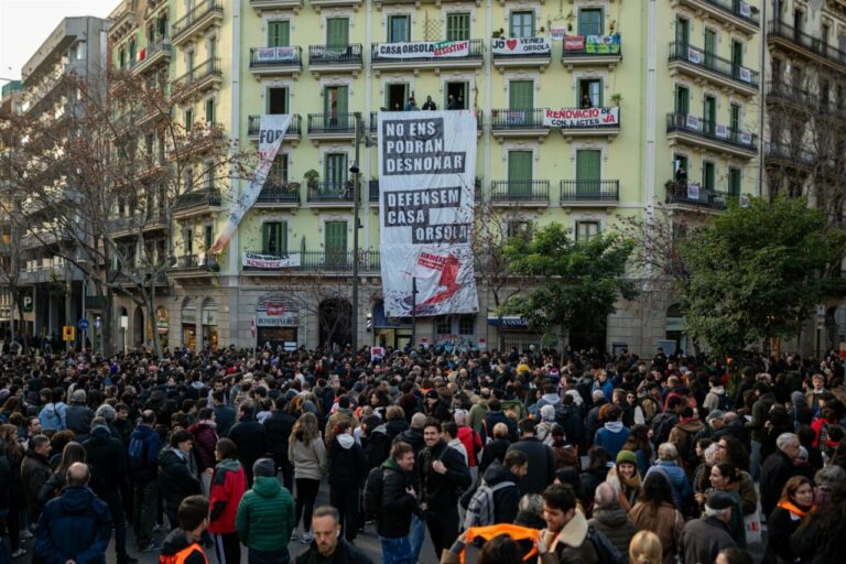 Concentración ante la casa Orsola de Barcelona (Foto: Lorena Sopena - Europa Press)