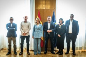 Representantes del sector del taxi y Yolanda Díaz (Foto: Ministerio de Trabajo)