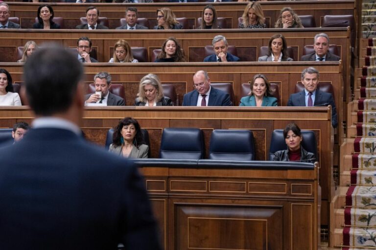 El presidente del Gobierno, Pedro Sánchez, responde al líder del PP, Alberto Núñez Feijóo, en la sesión de control en el Congreso | Foto de PP/Diego Puerta)
