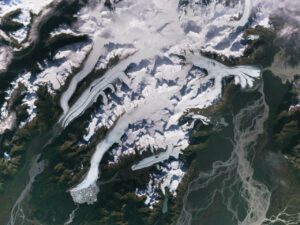 Glaciares en las montañas Chugach de Alaska. Imagen de Copernicus Sentinel-2 del 6 de octubre de 2017, que muestra el deshielo de los glaciares Scott, Sheridan y Childs alimentando lagos y ríos. / Copernicus Sentinel / ESA