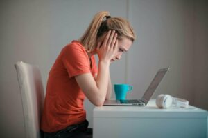 Las publicaciones científicas de mujeres enfrentan obstáculos debido a sesgos culturales que asumen menor productividad por responsabilidades externas. / Pexels