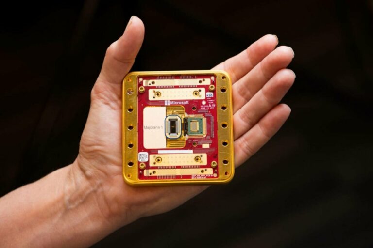 El chip cuántico Majorana 1 (Foto: John Brecher para Microsoft)