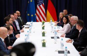 El presidente alemán, Frank-Walter Steinmeier (segundo por la derecha), reunido con el vicepresidente estadounidense, J.D. Vance, y Annalena Baerbock, ministra de Relaciones Exteriores germana, en el marco de la Conferencia de Seguridad de Múnich (Foto: Sven Hoppe - dpa)
