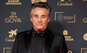 El actor Eduard Fernández posa en la alfombra roja de la 39º edición de los Premios Goya (Foto: Arsenio Zurita - Europa Press)