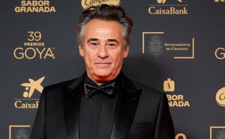 El actor Eduard Fernández posa en la alfombra roja de la 39º edición de los Premios Goya (Foto: Arsenio Zurita - Europa Press)