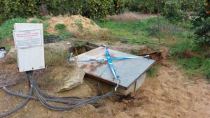 Imagen de uno de los pozos precintados en la finca Aljóbar (Foto: CHG)