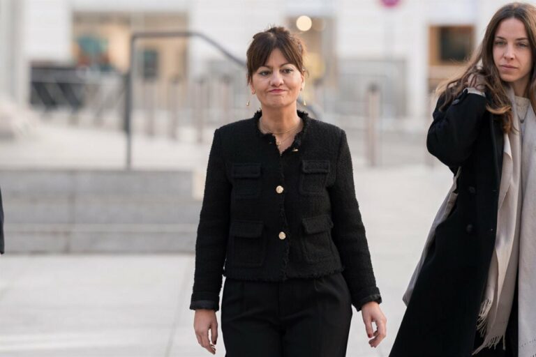 La ministra de Juventud e Infancia, Sira Rego (i), a su llegada a una reunión en la Delegación del Gobierno de Canarias en Madrid (Foto: Diego Radamés - Europa Press)