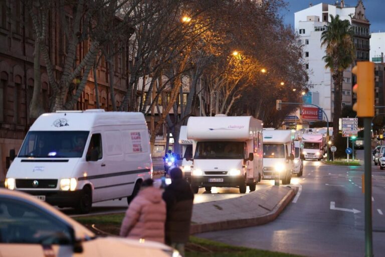 Unas 200 autocaravanas protestan en Palma contra la ordenanza de Cort que limita el uso de estos vehículos como vivienda (Foto: Tomás Moyá - Europa Press)