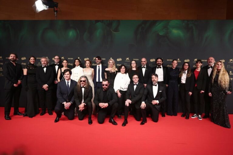 El equipo de 'La Infiltrada' posa en la alfombra roja de la 39º edición de los Premios Goya (Foto: Eduardo Parra - Europa Press)