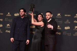 (I-D) El gutarrista Yerai Cortés; la cantante 'La Tania' y el cantante y director Antón Álvarez (C. Tangana), posan tras recibir el Goya a Mejor canción original por 'La guitarra flamenca de Yerai Cortés', en la 39º edición de los Premios Goya (Foto: Eduardo Parra - Europa Press)