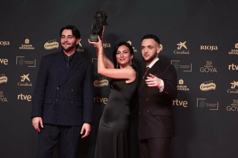 (I-D) El gutarrista Yerai Cortés; la cantante 'La Tania' y el cantante y director Antón Álvarez (C. Tangana), posan tras recibir el Goya a Mejor canción original por 'La guitarra flamenca de Yerai Cortés', en la 39º edición de los Premios Goya (Foto: Eduardo Parra - Europa Press)