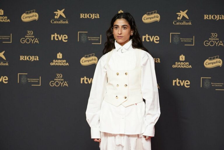 La actriz Carolina Yuste posa en la alfombra roja de la 39º edición de los Premios Goya, en el Palacio de Exposiciones y Congresos de Granada (Foto: Arsenio Zurita - Europa Press)