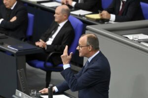 Friedrich Merz, en primer plano, con el canciller alemán, Olaf Scholz, en el fondo de la imagen (Foto: Europa Press - Contacto - Frederic Kern)