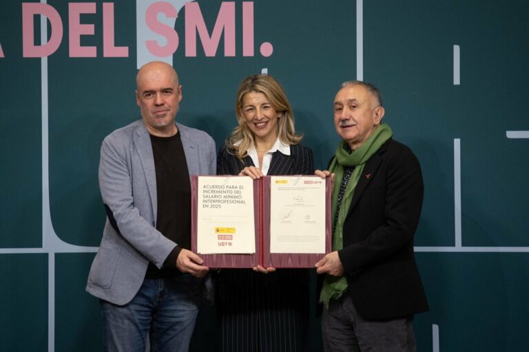 La ministra de Trabajo y Economía Social, Yolanda Díaz, el secretario general de CCOO, Unai Sordo, y el secretario general de UGT, Pepe Álvarez, durante la firma del acuerdo de subida del SMI, en el Ministerio de Trabajo y Economía Social (Foto: Alejandro Martínez Vélez - Europa Press)