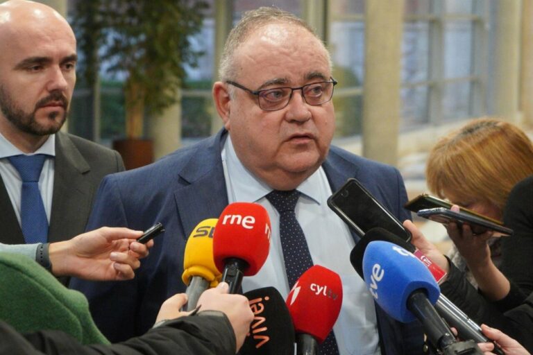 Alejandro Vázquez atiende a los medios de comunicación (Foto: JCYL)