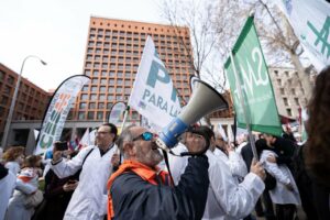 Decenas de personas durante una concentración de los sindicatos médicos frente al Ministerio de Sanidad, a 13 de febrero de 2025, en Madrid (España). - Diego Radamés - Europa Press