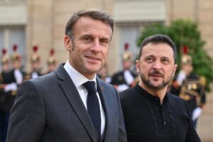 El presidente de Francia, Emmanuel Macron, y su homólogo francés, Volodimir Zelenski (Foto: Europa Press - Contacto - Julien Mattia)