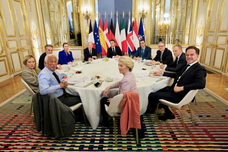 El presidente del Gobierno, Pedro Sánchez (4i), durante la Reunión de Alto Nivel sobre la situación en Ucrania, en el Palacio del Elíseo, a 17 de febrero de 2025, en París (Francia). - Pool Moncloa/Fernando Calvo