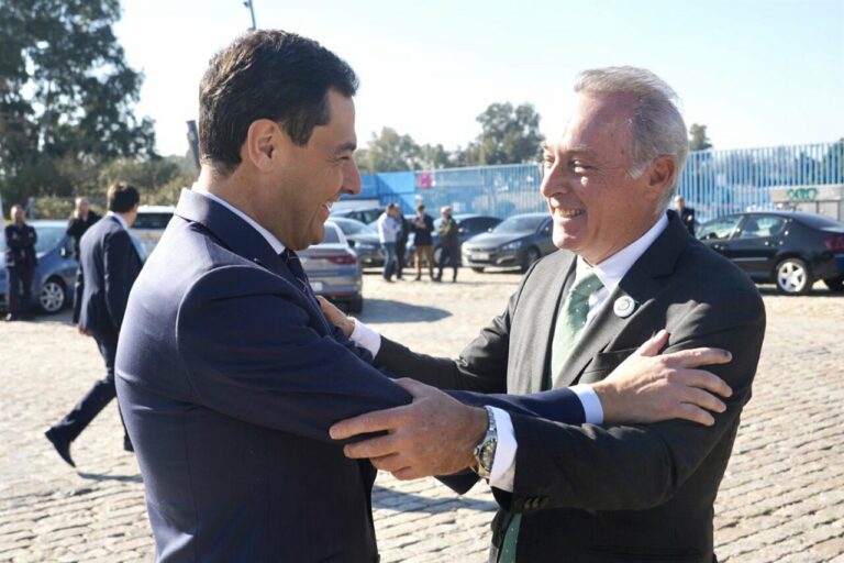 El presidente de la Junta de Andalucía, Juanma Moreno, saluda al cantante sevillano, José Manuel Soto (Foto: Eduardo Briones - Europa Press)