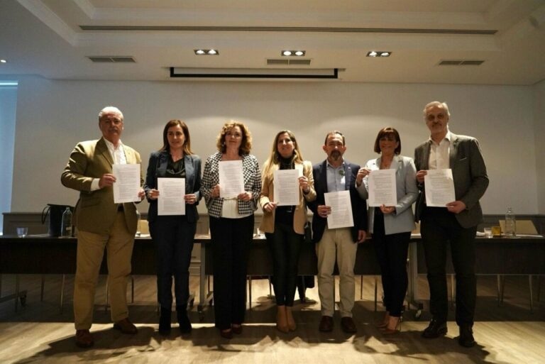 Críticos de Vox aprueban una declaración tras una reunión en Madrid (Foto: Mónica Lalanda)