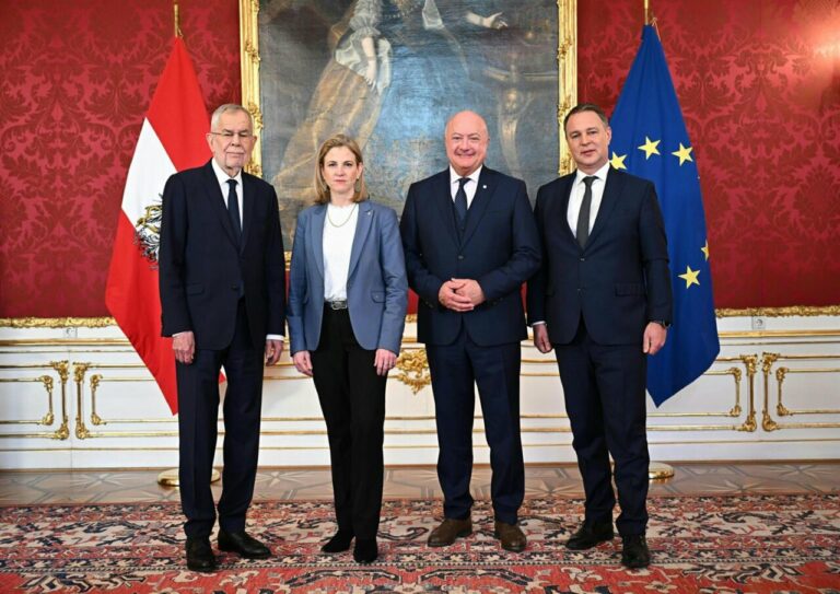 Alexander Van der Bellen, Christian Stocker, Andreas Babler y Beate Meinl-Reisinger (Foto: Max Slovencik - APA - dpa)
