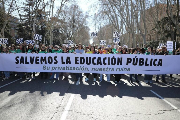 Decenas de personas durante una manifestación por la educación pública (Foto: Rafael Bastante - Europa Press)