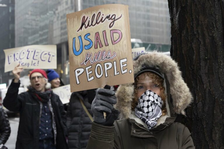 Una manifestante protesta contra el desmantelamiento de USAID en Nueva York, Estados Unidos (Foto: Europa Press - Contacto - Gina M Randazzo)