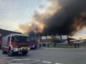Dotaciones de bomberos trabajan en la extinción de un incendio en una nave del polígono industrial de Cobo Calleja, en Fuenlabrada (Foto: Emergencias 112 - Comunidad de Madrid)