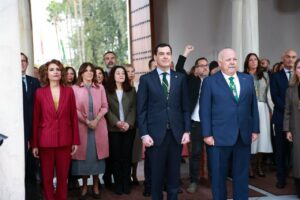 El presidente de la Junta, Juanma Moreno; el presidente del Parlamento, Jesús Aguirre; y la vicepresidenta y ministra de Hacienda, María Jesús Montero, siguen bajo la lluvia la interpretación del himno de Andalucía en el Parlamento por el 28F - ROCÍO RUZ/EUROPA PRESS