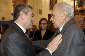 En la imagen a la izda, el Alcalde de Alcantarilla don Joaquín Buendia, felicita al dramaturgo Manuel Muñoz Hidalgo por haber recibido el Reconocimiento de Honor en dicha localidad.