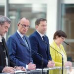 De izquierda a derecha: Markus Söder, primer ministro de Baviera y presidente de la Unión Social Cristiana (CSU); Friedrich Merz, presidente de la Unión Demócrata Cristiana (CDU) y candidato a canciller de la alianza conservadora CDU/CSU; Lars Klingbeil, copresidente del Partido Socialdemócrata y líder del grupo parlamentario del SPD; y Saskia Esken, copresidenta del SPD, comparecen en conferencia de prensa para explicar el resultado de las conversariones exploratorias que han de conducir al inicio de las negociaciones que permitan constituir un gobierno de coalición entre ambas formaciones tras las elecciones generales celebradas a finales de febrero (Foto: Kay Nietfeld/dpa)