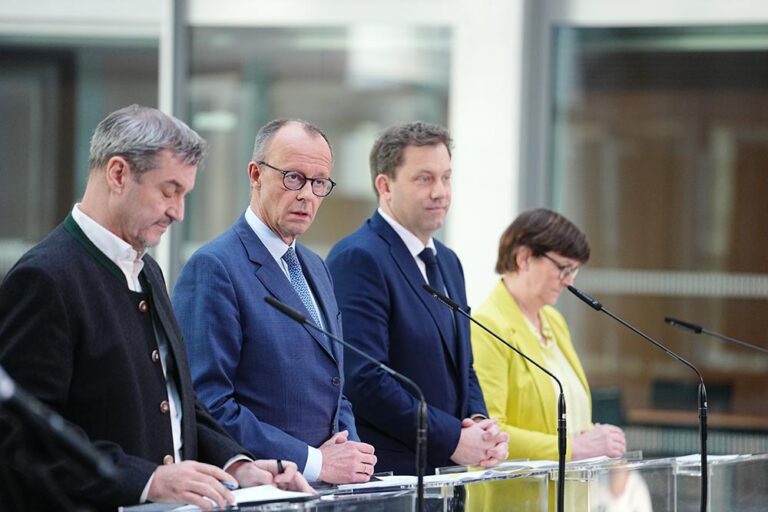De izquierda a derecha: Markus Söder, primer ministro de Baviera y presidente de la Unión Social Cristiana (CSU); Friedrich Merz, presidente de la Unión Demócrata Cristiana (CDU) y candidato a canciller de la alianza conservadora CDU/CSU; Lars Klingbeil, copresidente del Partido Socialdemócrata y líder del grupo parlamentario del SPD; y Saskia Esken, copresidenta del SPD, comparecen en conferencia de prensa para explicar el resultado de las conversariones exploratorias que han de conducir al inicio de las negociaciones que permitan constituir un gobierno de coalición entre ambas formaciones tras las elecciones generales celebradas a finales de febrero (Foto: Kay Nietfeld/dpa)