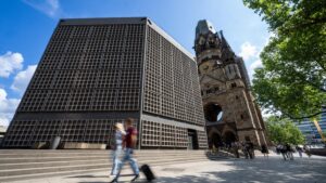 Turistas caminan en un día soleado junto a la Iglesia Memorial Kaiser Wilhelm en Berlín (Foto: Monika Skolimowska/dpa)