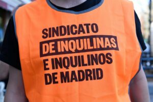 Un voluntario del Sindicato de Inquilinas e Inquilinos participa en una de las siete movilizaciones por el derecho a la vivienda (Foto: Gustavo Valiente - Europa Press)