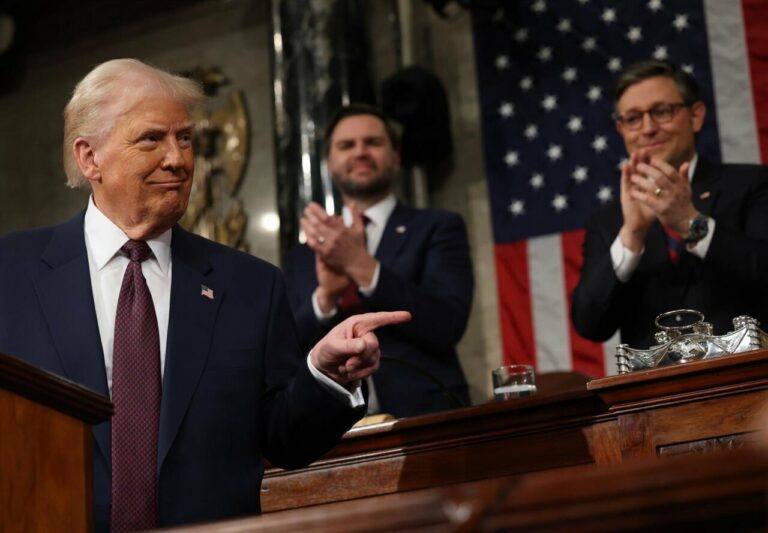 El presidente de EEUU, Donald Trump, y al fondo, su vicepresidente, JD Vance (Foto: Europa Press - Contacto - Win McNamee - Pool via CNP)