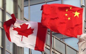 Banderas de Canadá y China (Foto: Europa Press/Contacto/Todd Lee)