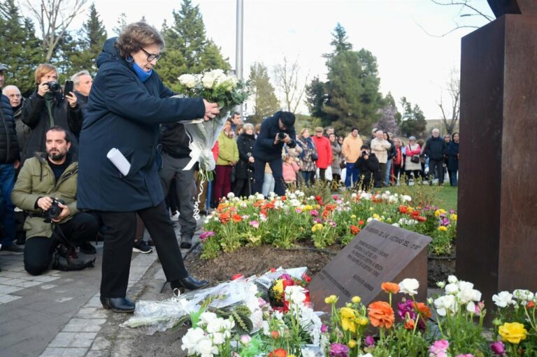 La presidenta de la Asociacion 11m Afectados del Terrorismo, Montserrat Soler, deposita flores sobre la placa en memoria de las víctimas del 11M (Foto: Gustavo Valiente - Europa Press)