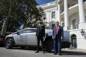 El CEO de Tesla, Elon Musk, y el presidente de Estados Unidos, Donald Trump, delante de un Cybertuck de la marca de vehículos eléctricos, en la Casa Blanca (Foto: Molly Riley/White House/Planet P / DPA)