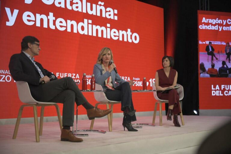 El primer secretario del PSC y presidente de la Generalitat de Cataluña, Salvador Illa, y la secretaria general del PSOE Aragón y ministra de Educación, Pilar Alegría (Foto: Marcos Cebrián - Europa Press)