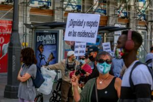Archivo - Componentes de Marea de Residencias sostienen pancartas durante una manifestación - Ricardo Rubio - Europa Press - Archivo