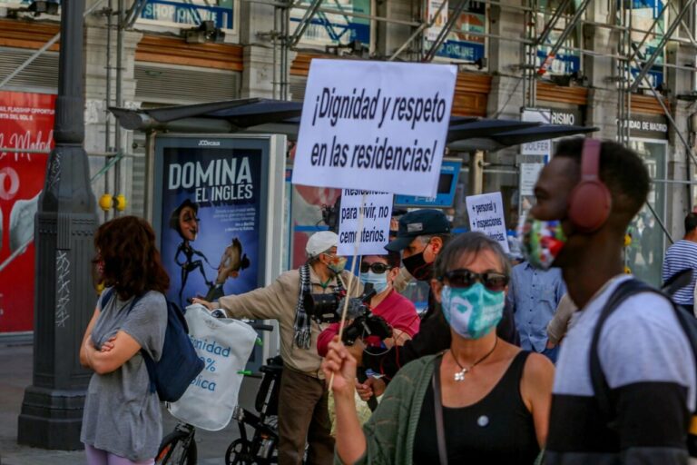 Archivo - Componentes de Marea de Residencias sostienen pancartas durante una manifestación - Ricardo Rubio - Europa Press - Archivo