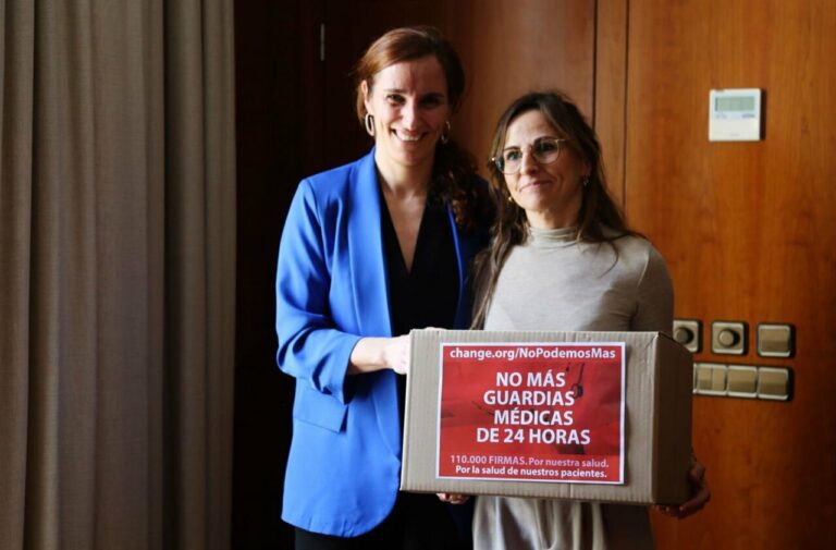 Imagen de la reunión entre Mónica García y Tamara Contreras (Foto: Change.org)