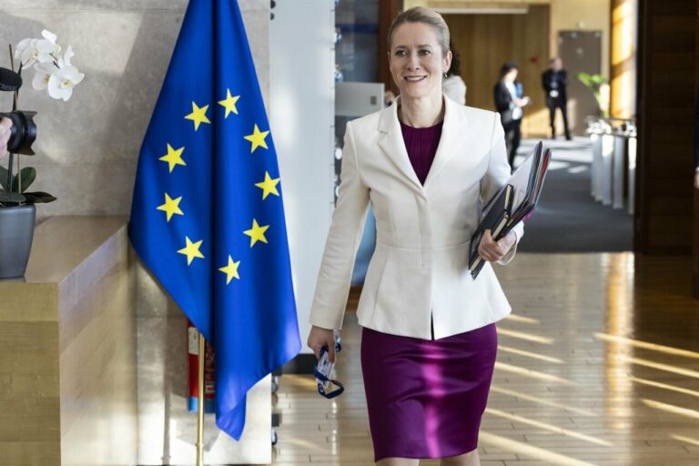 La Alta Representante de la UE, Kaja Kallas, a su llegada a la reunión de colegio de comisarios en Bruselas (Foto: Lukasz Kobus)