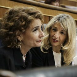 La vicepresidenta primera y ministra de Hacienda, María Jesús Montero, y la vicepresidenta segunda y ministra de Trabajo, Yolanda Díaz (Foto: Candela Ordóñez - Europa Press)