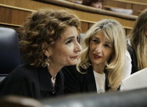La vicepresidenta primera y ministra de Hacienda, María Jesús Montero, y la vicepresidenta segunda y ministra de Trabajo, Yolanda Díaz (Foto: Candela Ordóñez - Europa Press)