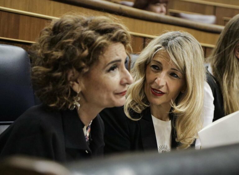La vicepresidenta primera y ministra de Hacienda, María Jesús Montero, y la vicepresidenta segunda y ministra de Trabajo, Yolanda Díaz (Foto: Candela Ordóñez - Europa Press)