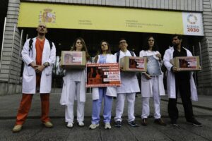 Médicos entregan a Sanidad más de 180.000 firmas contra las guardias de 24 horas (Foto: Change.org / No Podemos Más)