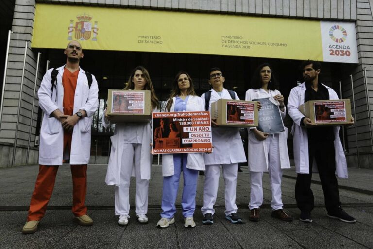 Médicos entregan a Sanidad más de 180.000 firmas contra las guardias de 24 horas (Foto: Change.org / No Podemos Más)