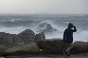 Una persona camina por el paseo marítimo observando el mar embravecido en A Coruña (Foto: M. Dylan - Europa Press)