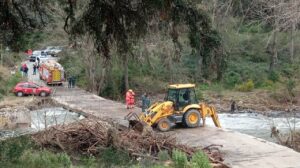 Tareas de búsqueda del motorista que se precipitó al rio Genal y fue arrastrado por la corriente el pasado miércoles en el término municipal de Pujerra, en la Serranía de Ronda malagueña, en la zona de la carretera entre Igualeja y Júzcar (Foto: Europa Press)